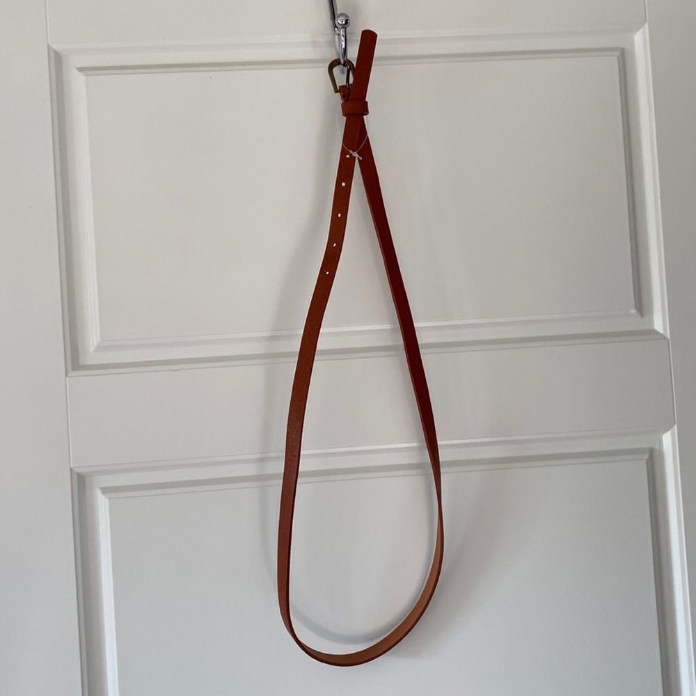 New without Tag. Thin 42” belt. Color terracotta. Size L.